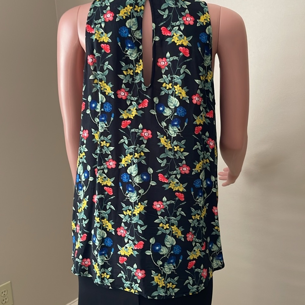 Sleeveless blouse from Old Navy. Size large - Picture 2 of 4
